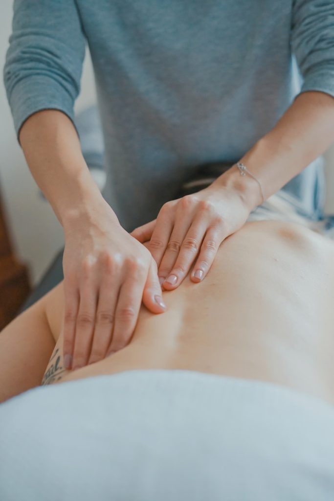 massage relaxant : les gestes simples pour dénouer les muscles tendus